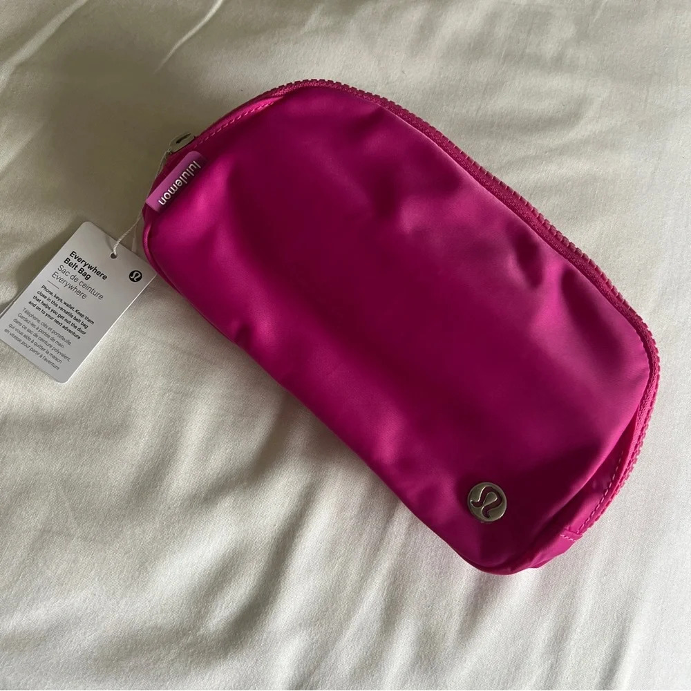 🆕 Lululemon Everywhere Belt Bag - Sonic Pink